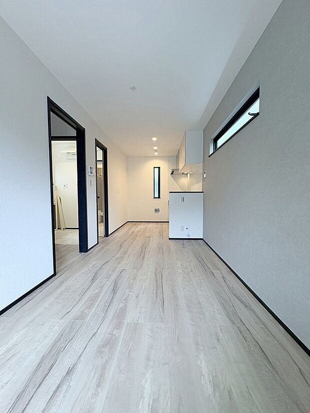 家族の集まるリビングは気持ちの良い自然光が差し込む団欒空間。室内のご見学予約も随時、受付中ですのでお気軽にお問合せください。 