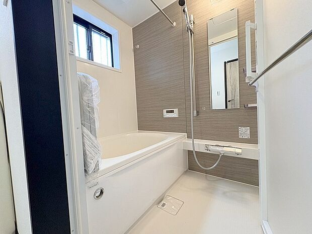 一日の疲れを癒してくれるゆったりとしたバスルームです。 