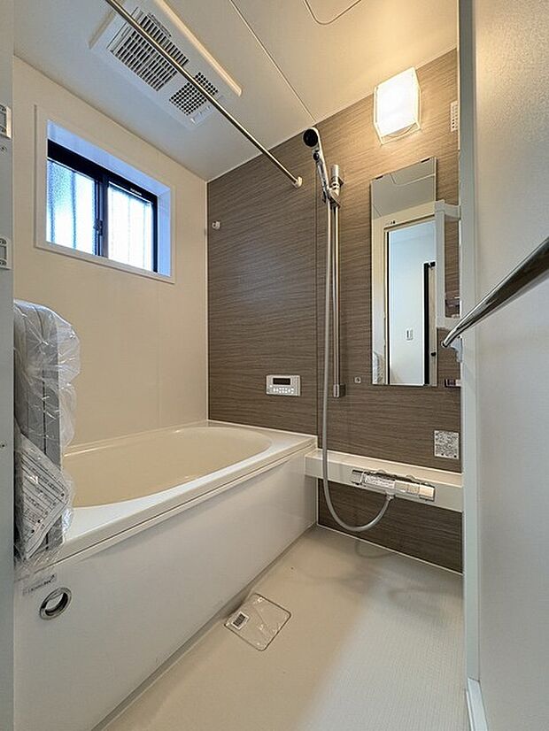 一日の疲れを癒してくれるゆったりとしたバスルームです。