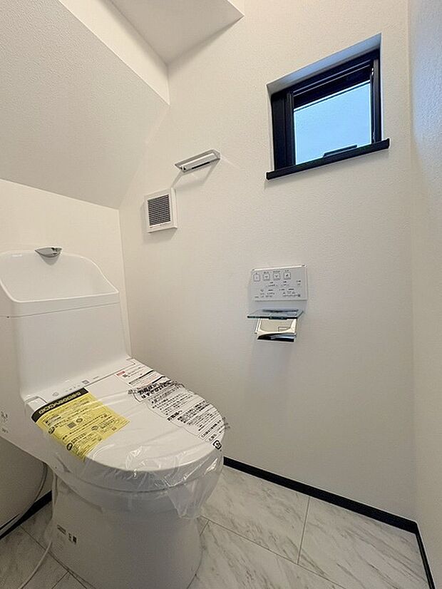 トイレにはウォシュレット機能を標準装備。 