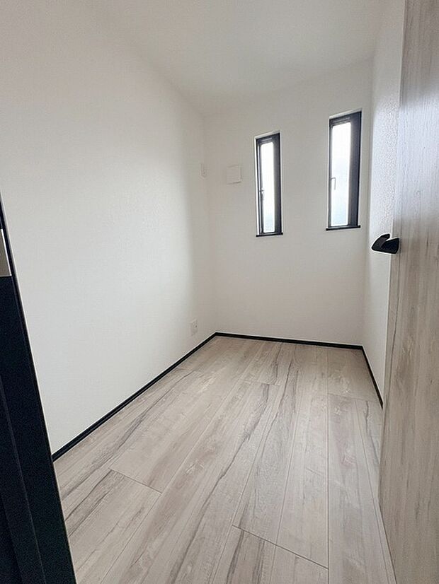 スマートなデザインと賢い収納が生活を快適にします。広々とした雰囲気を演出する工夫が施され、生活空間の魅力を引き出します。