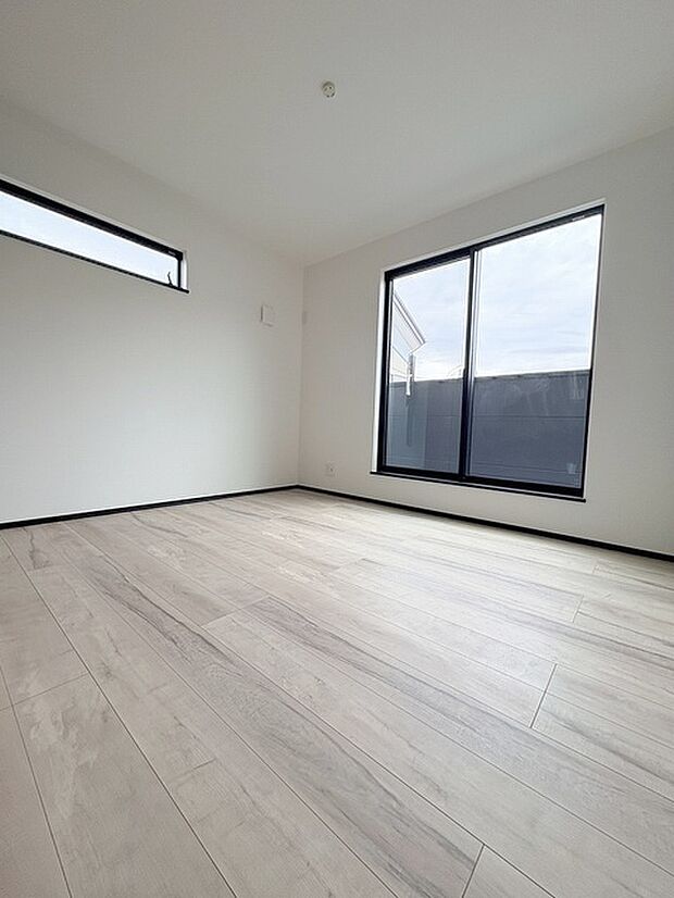 実際に室内をご見学頂くと生活のイメージが広がると思います。家具を置いたイメージや窓からの景色など。周辺で販売に出している物件も一緒にまとめてご見学頂き、比較する事もできます。