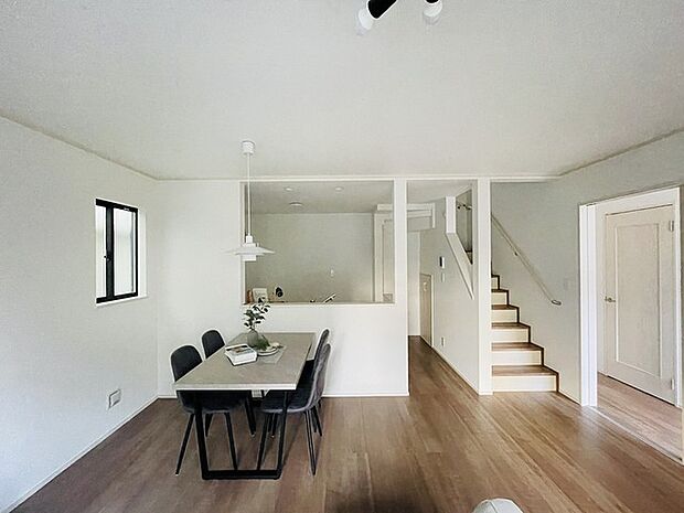 リビングの真ん中に階段がある人気のリビング階段。自然と家族のコミュニケーションが増えます。 