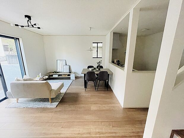 家族の集まるリビングは気持ちの良い自然光が差し込む団欒空間。室内のご見学予約も随時、受付中ですのでお気軽にお問合せください。 