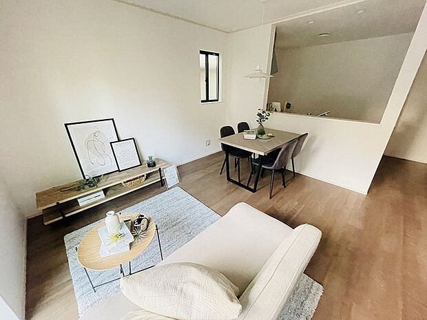 カウンターキッチンならではの開放的な見通し、全体が見渡せることでご家族の団欒スペースもより明るく笑顔が溢れる空間となります。 