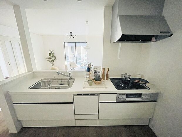 カウンターキッチンならではの開放的な見通し、全体が見渡せることでご家族の団欒スペースもより明るく笑顔が溢れる空間となります。 