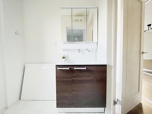 三面鏡に洗面台。 コンセントに照明機能、多機能性を備えた設備です。  