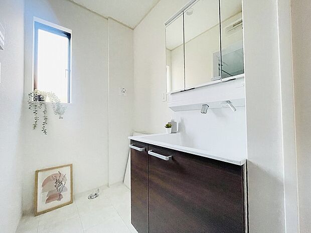 三面鏡に洗面台。 コンセントに照明機能、多機能性を備えた設備です。  