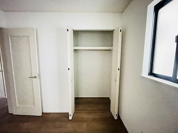 各所に効率的に配置された収納スペースがあり、日常のモノをすっきりと収納できます。 