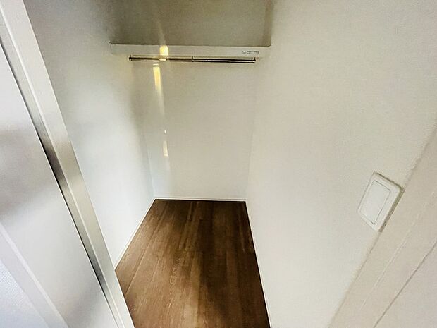 豊富な収納スペースもこの物件の特長の一つ。各所に収納が完備されており、生活をスッキリと整えることができます。 