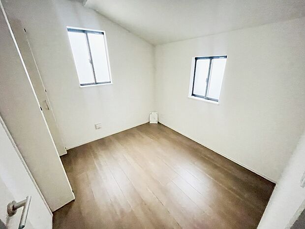 スタイリッシュなデザインと快適な居住性を兼ね備えた洋室。広々とした空間は、自分らしいインテリアを楽しむことができるほか、リラックスした時間を過ごすことができそうです。 