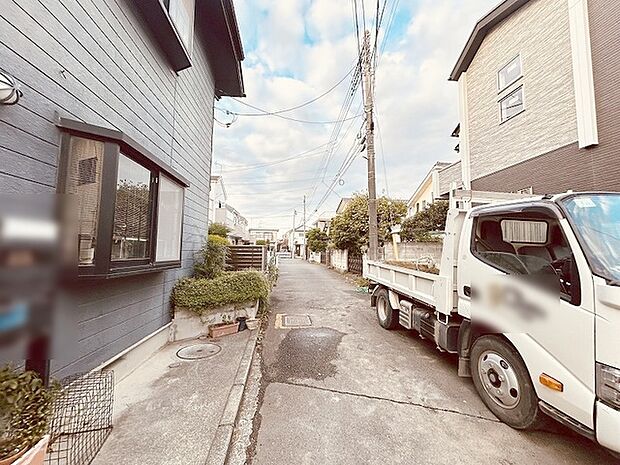 安心して暮らすことのできる住宅街。　住宅地の道路は一般に交通量が少なく車などの騒音が少ないため、住民にとって静かな生活環境が提供されます。 