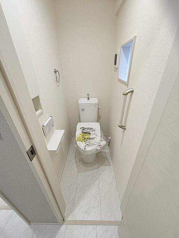 トイレにはウォシュレット機能を標準装備。 