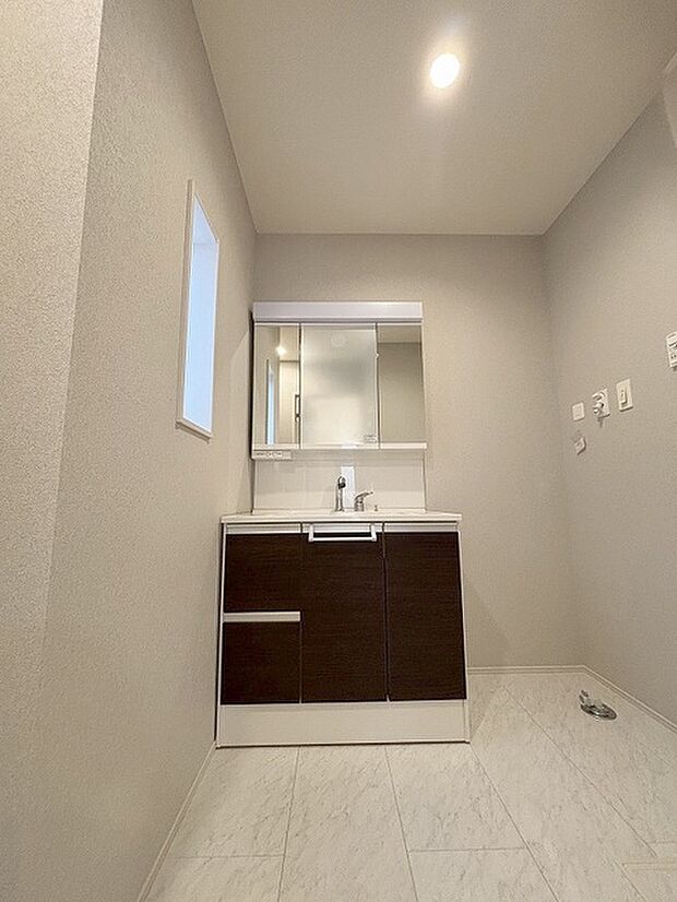 三面鏡に洗面台。 コンセントに照明機能、多機能性を備えた設備です。  