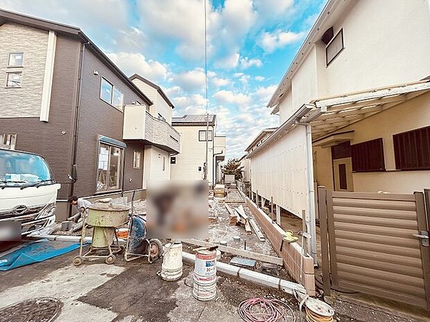 周辺の街並みの中で適度な主張、生活に溶け込むシンプルなデザインの外観が魅力の一戸建です。 