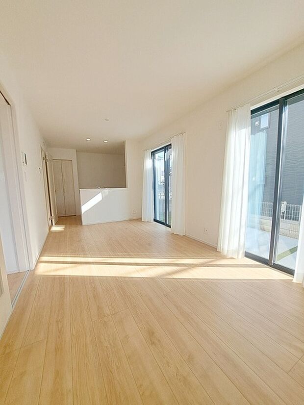 家族の集まるリビングは気持ちの良い自然光が差し込む団欒空間。室内のご見学予約も随時、受付中ですのでお気軽にお問合せください。 