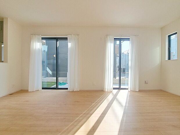 実際に室内をご見学頂くと生活のイメージが広がると思います。家具を置いたイメージや窓からの景色など。周辺で販売に出している物件も一緒にまとめてご見学頂き、比較する事もできます。