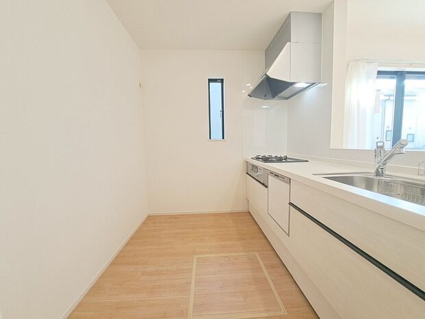 キッチンコンロスペースの近くには、空気の入れ替えが可能な開口部を設置！！ お料理をする際には、換気扇を回しながら匂いが籠らない様に開放してお料理もお楽しみ頂けます。 