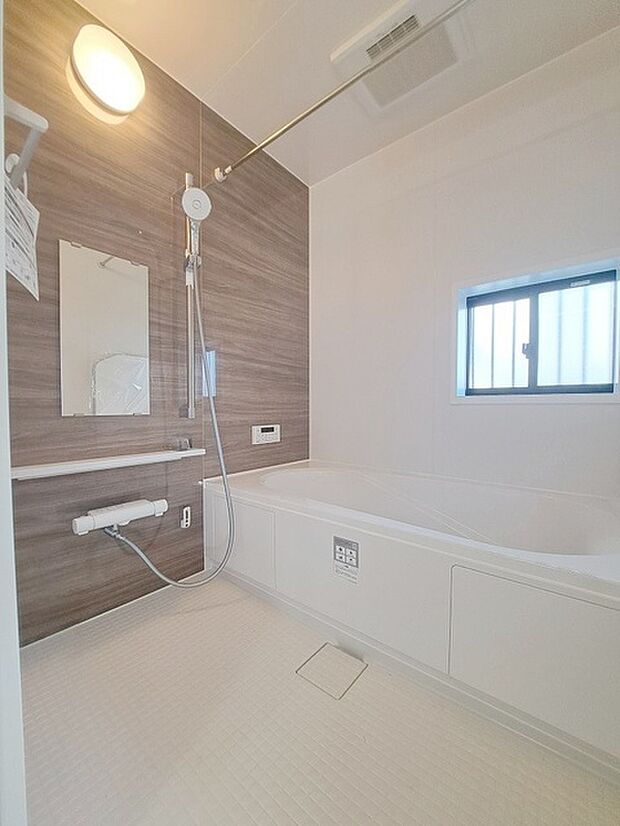 浴室乾燥機の他にも開口部のある浴室スペース。 お風呂上がりの湿気も、窓を開けておくことで改善可能。 お湯につかりながら、ちょっとした露天気分？ 