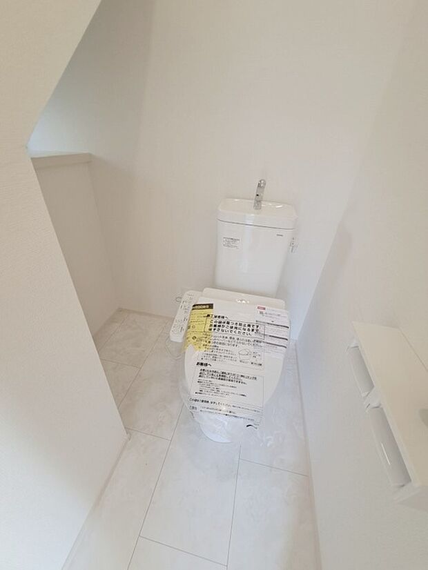 階段下を有効活用したトイレスペース。 便座はもちろんウォシュレット。  