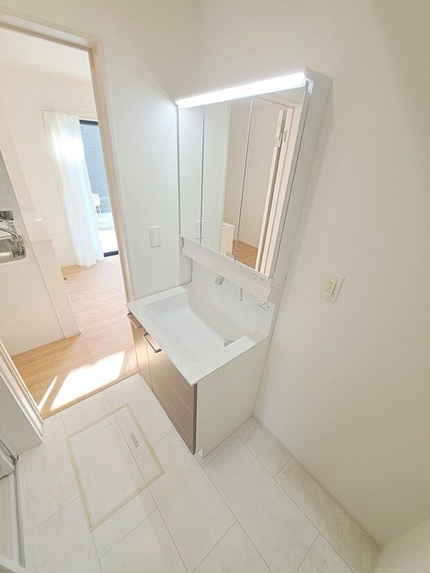 三面鏡に洗面台。 コンセントに照明機能、多機能性を備えた設備です。  