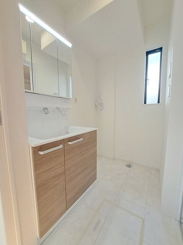 使いやすいタイプの洗面化粧台のあるランドリースペース 