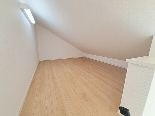 大きな屋根裏部屋はなんだかワクワクしてしまうスペース。趣味の空間や子供のワークスペース、季節物の収納など色々な用途に利用できそうな予感。 