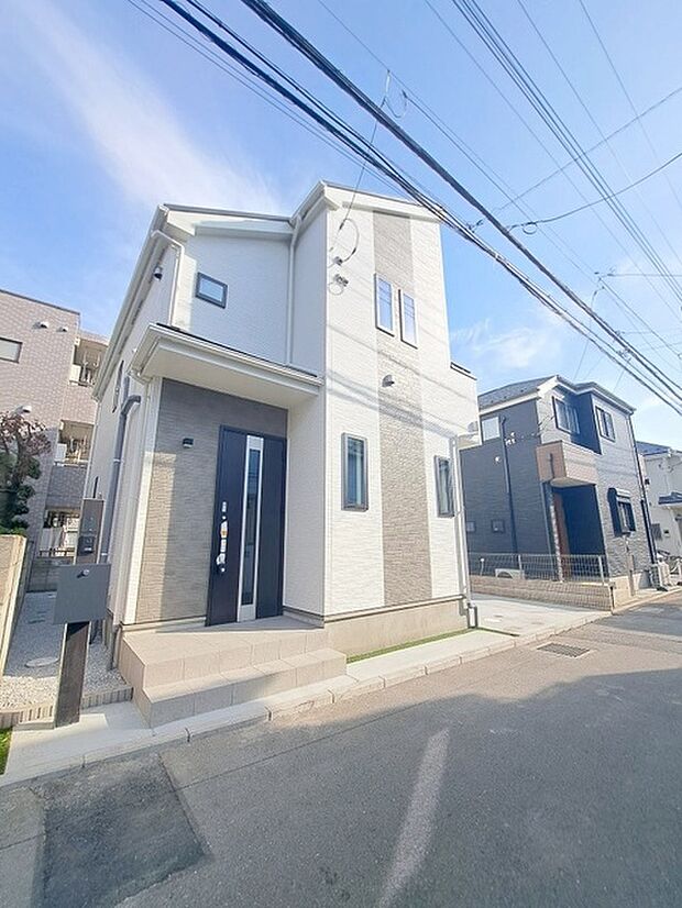 周辺の街並みの中で適度な主張、生活に溶け込むシンプルなデザインの外観が魅力の一戸建です。 