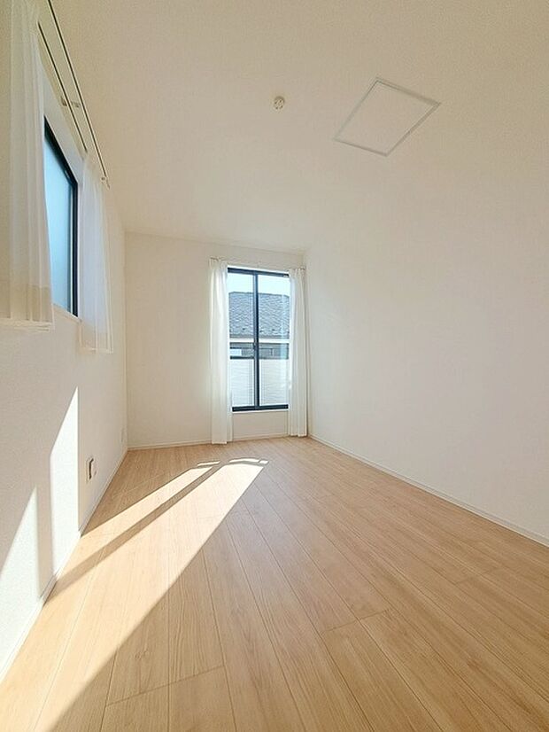 洋室はモダンなデザインと機能性を備え、快適な生活空間に。明るい窓から差し込む自然光が広々とした空間をさらに明るく開放的に感じさせます。  