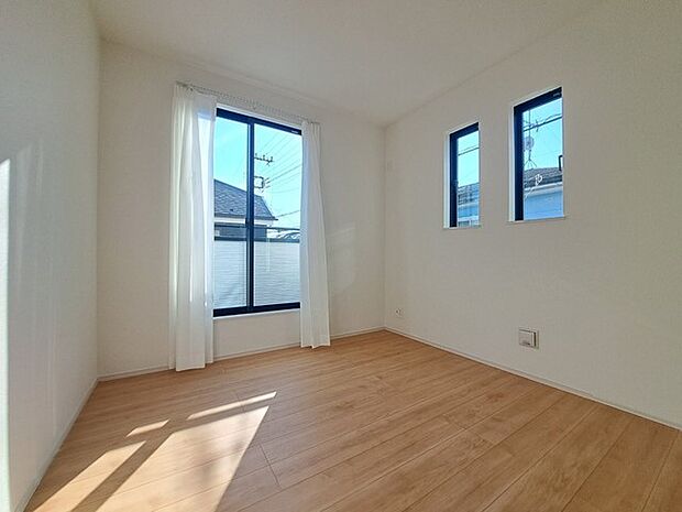 実際に室内をご見学頂くと生活のイメージが広がると思います。家具を置いたイメージや窓からの景色など。周辺で販売に出している物件も一緒にまとめてご見学頂き、比較する事もできます。