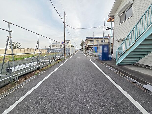 安心して暮らすことのできる住宅街。　住宅地の道路は一般に交通量が少なく車などの騒音が少ないため、住民にとって静かな生活環境が提供されます。 