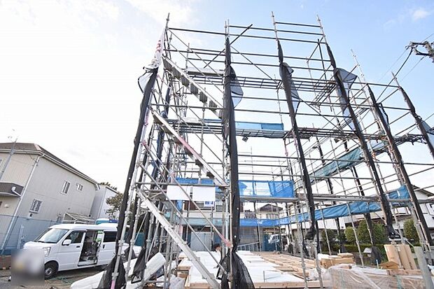 現在建物を建築中です、建築中の物件については現地確認の他、同施工会社の完成施工例のご案内、担当者のプレゼンテーションにてご検討ください。適切なご検討の方法をご説明させて頂きます。 