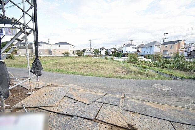 自然に恵まれた豊かな緑と美しいロケーションが特徴です。穏やかな暮らしやリラックスした健康的な生活が送れそう。日々の喧騒から離れ、自然に囲まれた癒しの場所はいかがでしょうか。 