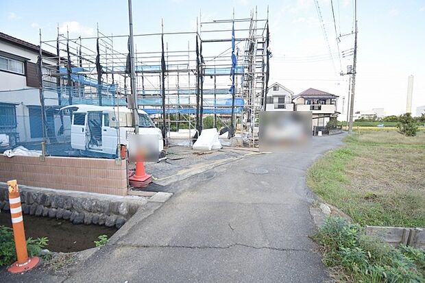 安心して暮らすことのできる住宅街。　住宅地の道路は一般に交通量が少なく車などの騒音が少ないため、住民にとって静かな生活環境が提供されます。 