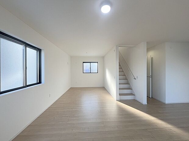 リビングの真ん中に階段がある人気のリビング階段。自然と家族のコミュニケーションが増えます。 