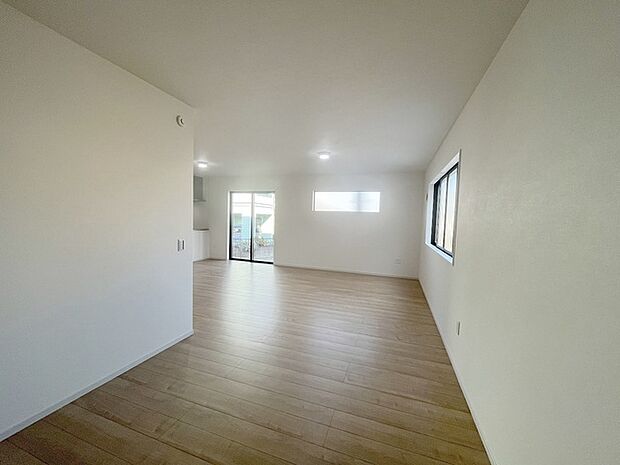 家族みんなが集まるリビング。広さを重視した家族全員が集まれるリビングは、住む上で大事な空間になります。 