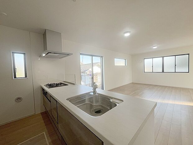 カウンターキッチンならではの開放的な見通し、全体が見渡せることでご家族の団欒スペースもより明るく笑顔が溢れる空間となります。 