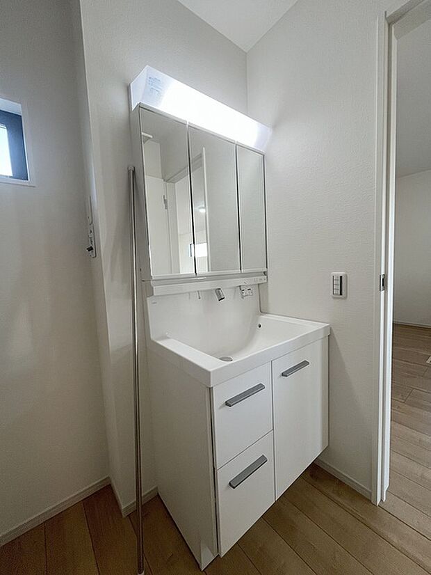 三面鏡に洗面台。 コンセントに照明機能、多機能性を備えた設備です。  