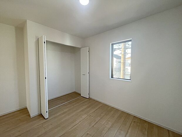 スタイリッシュなデザインと快適な居住性を兼ね備えた洋室。広々とした空間は、自分らしいインテリアを楽しむことができるほか、リラックスした時間を過ごすことができそうです。 