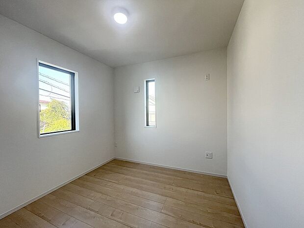 実際に室内をご見学頂くと生活のイメージが広がると思います。家具を置いたイメージや窓からの景色など。周辺で販売に出している物件も一緒にまとめてご見学頂き、比較する事もできます。