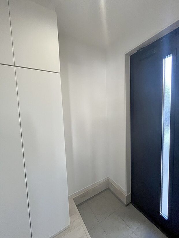 コンパクトながらも、使い勝手の良い玄関スペース。明るいデザインと、収納スペースを効果的に配置することで、使い勝手を最大限に引き出しています。