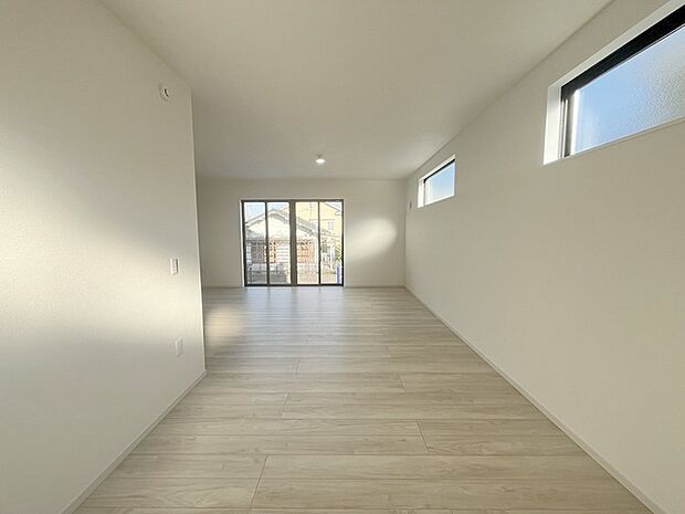 家族の集まるリビングは気持ちの良い自然光が差し込む団欒空間。室内のご見学予約も随時、受付中ですのでお気軽にお問合せください。