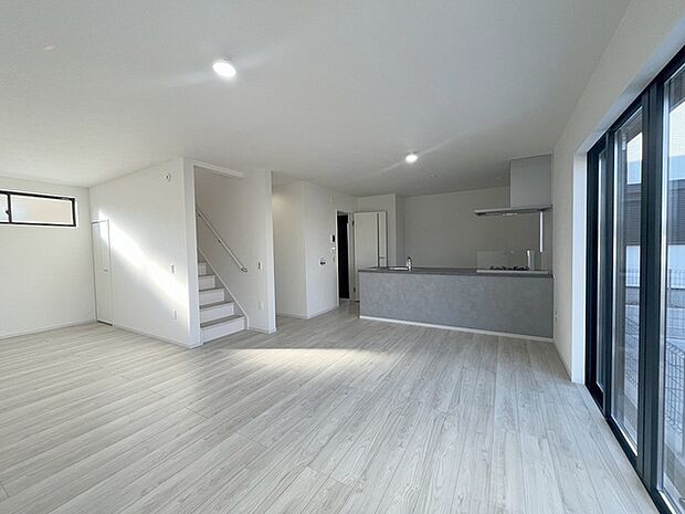 実際に室内をご見学頂くと生活のイメージが広がると思います。家具を置いたイメージや窓からの景色など。周辺で販売に出している物件も一緒にまとめてご見学頂き、比較する事もできます。