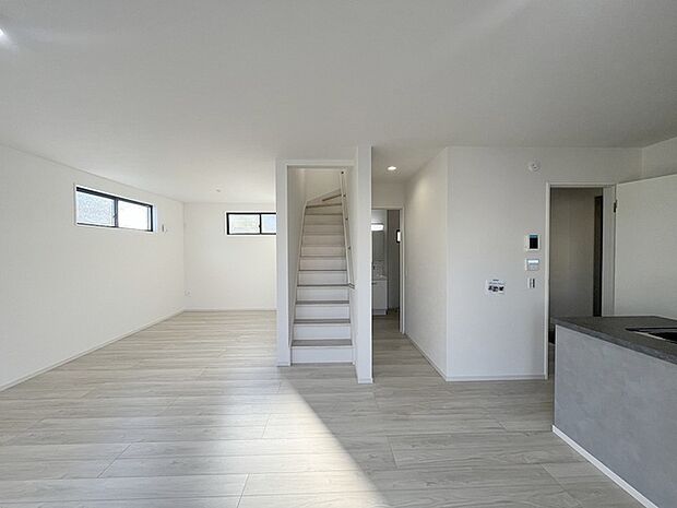 リビングの真ん中に階段がある人気のリビング階段。自然と家族のコミュニケーションが増えます。