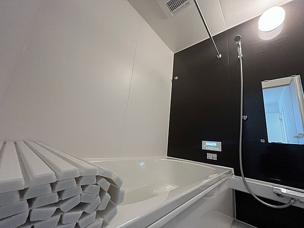 一日の疲れを癒してくれるゆったりとしたバスルームです。