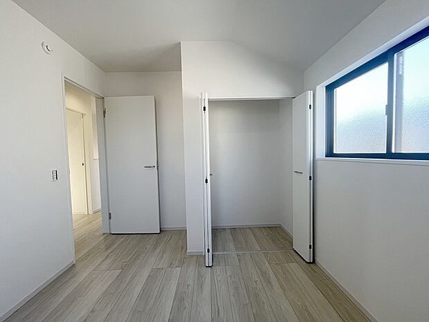 各所に効率的に配置された収納スペースがあり、日常のモノをすっきりと収納できます。