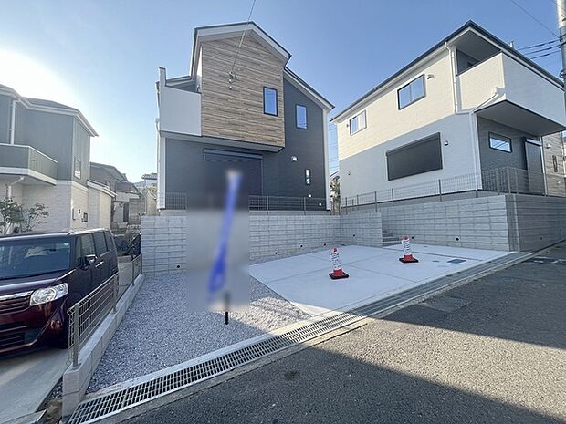 周辺の街並みの中で適度な主張、生活に溶け込むシンプルなデザインの外観が魅力の一戸建です。