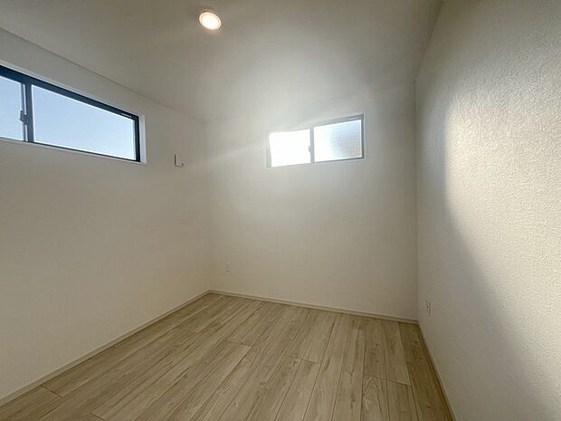 スマートなデザインと賢い収納が生活を快適にします。広々とした雰囲気を演出する工夫が施され、生活空間の魅力を引き出します。