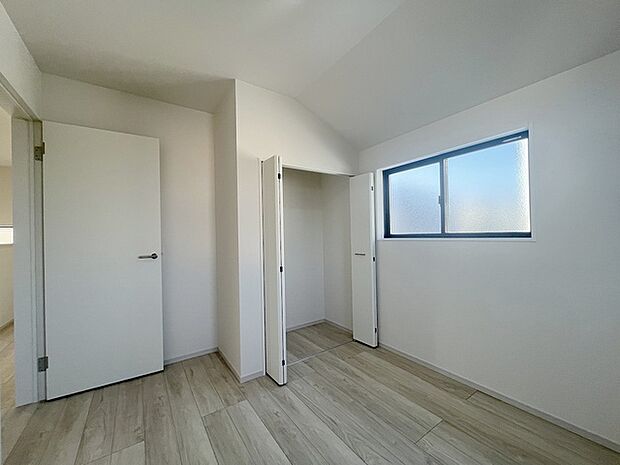 勾配天井の2階のお部屋。この勾配の角度がお洒落な雰囲気を感じさせてくれます。