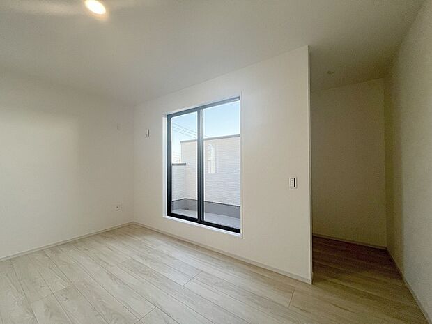 洋室はモダンなデザインと機能性を備え、快適な生活空間に。明るい窓から差し込む自然光が広々とした空間をさらに明るく開放的に感じさせます。